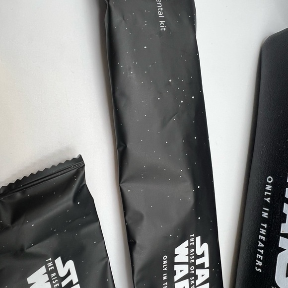 Star Wars x United Airlines Collaboration Pouch With Dental Kit And Earplugs New - Picture 3 of 9